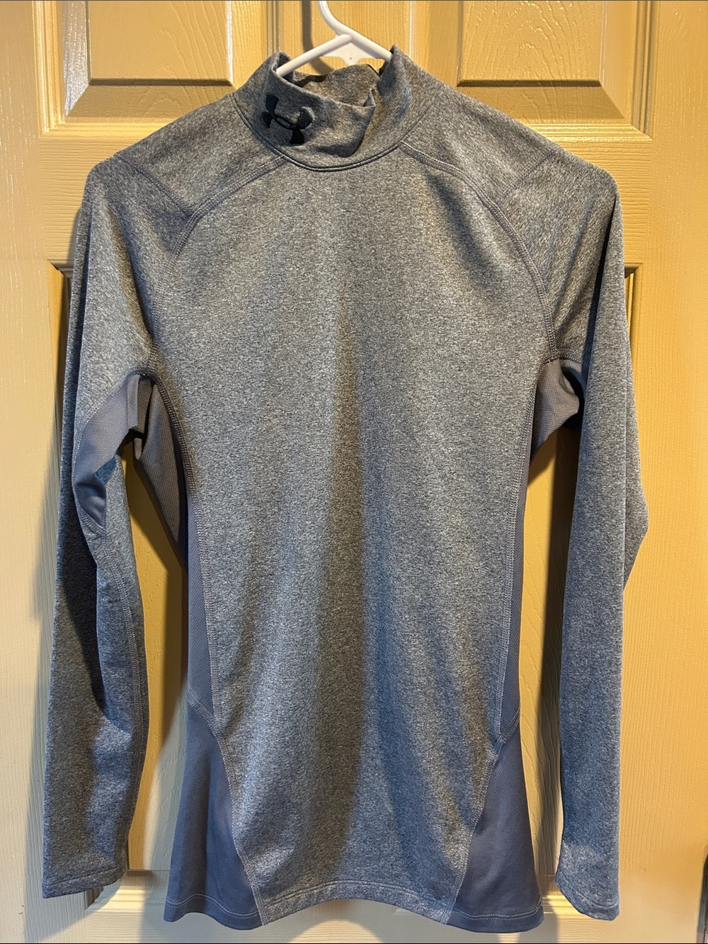 Under Armour Men’s Heather Gray Long-Sleeve compression Coldgear base layer